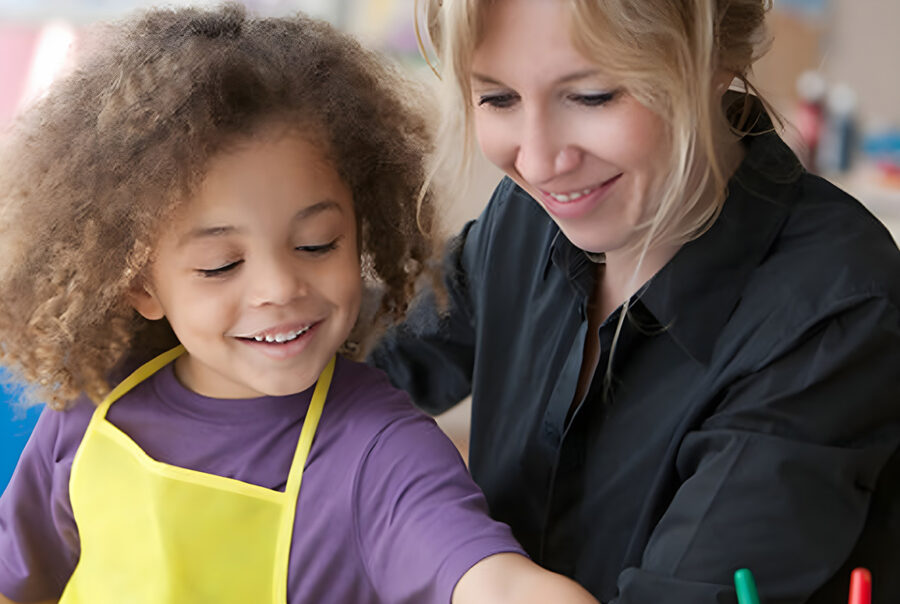 kind-pflegerin-malen-edeo