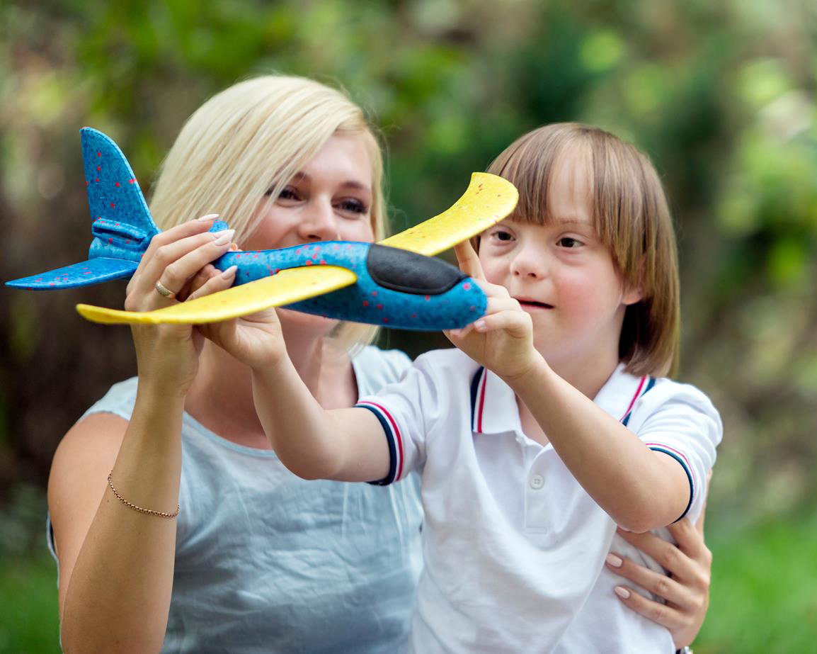 mutter-kind-pflege-flugzeug-spielen-edeo